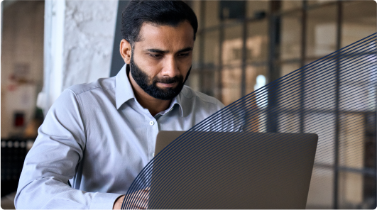 Mann arbeitet an Laptop